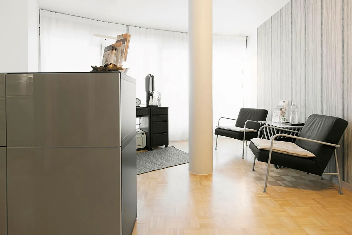 Empfang und Wartebereich von Facezination mit Parkettboden