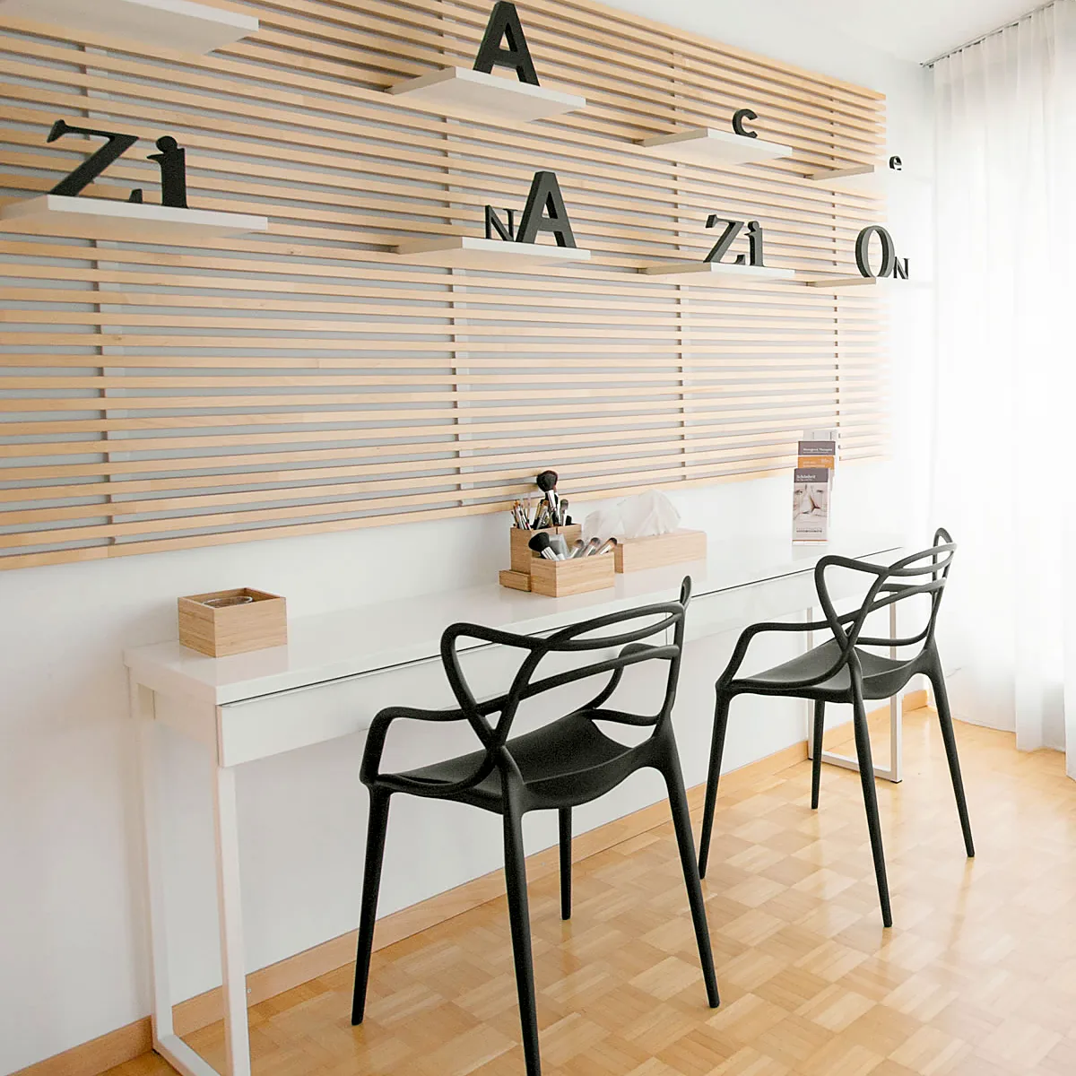 Schminkplatz mit Holzlamellen und dem Schriftzug Facezination